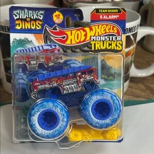 Hot Wheels Monster Trucks SHARKS vs. DINOS Team Shark 5 Alarm - Blue